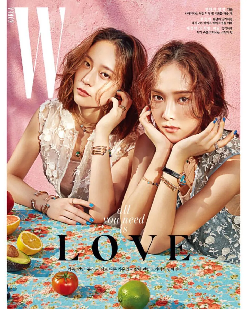 Gaya kompak Jessica dan sang adik, Krystal lakukan pemotretan bareng. Credit: via instagram.com/wkorea