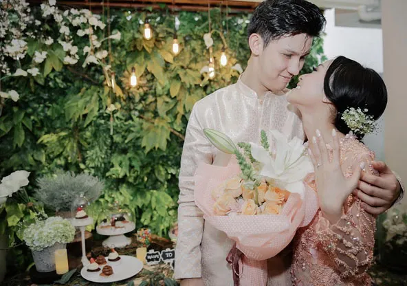 Rinni Wulandari telah dilamar oleh Jevin Julian. 姆nstagram.com/rinni_w