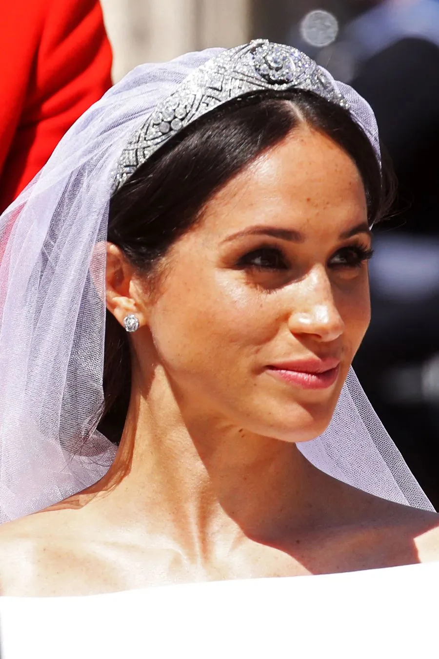 Tiara Ratu Mary yang menyempurnakan penampilan Meghan © AFP