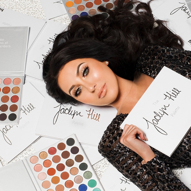 Jaclyn bersama pallete makeupnya yang laris manis (credit: morphebrushes.com)