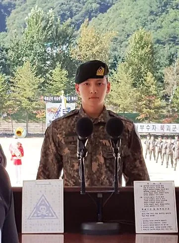 JI Chang Wook saat menerima penghargaan © soompi.com