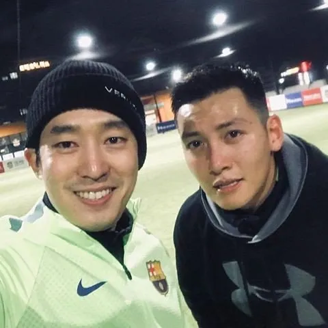 Ji Chang Wook (kanan) selfie bareng teman © allkpop.com