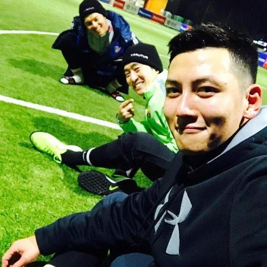 Ji Chang Wook berkumpul bersama temannya di lapangan bola © allkpop.com