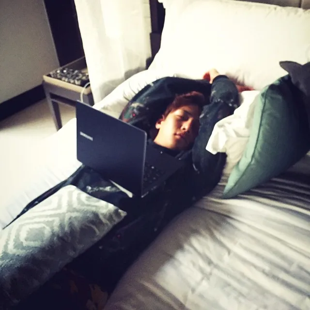 Ji Chang Wook terlihat lelah dengan laptop di atas dadanya. ©instagram/jichangwook.