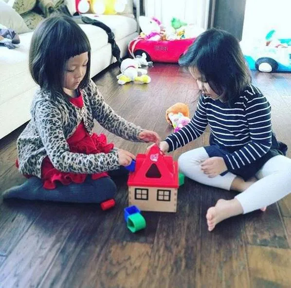 Choo Sarang dan Uhm Ji On saat bermain bersama baru-baru ini. ©allkpop.com
