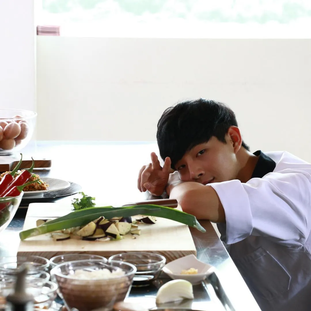Ji Soo di tengah-tengah syuting Lunch Box. ©Instagram/actor_jisoo