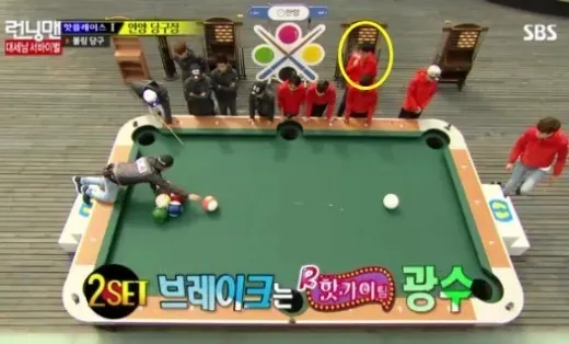 Ji Suk Jin saat kedapatan merokok di siaran terbaru Running Man. ©soompi.com