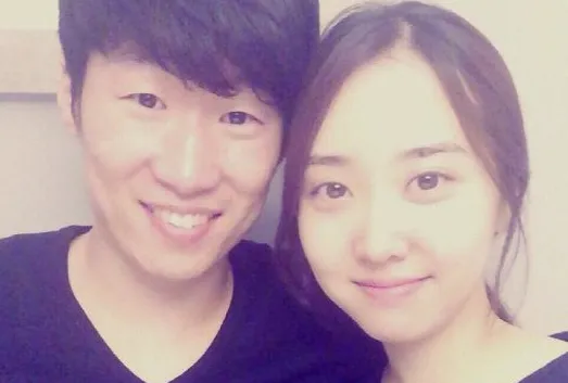 Ji Sung dan Kim Min Ji mengumumkan kelahiran anak pertama mereka. ©soompi.com