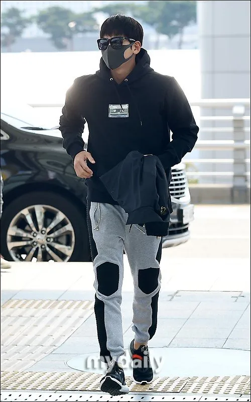 Fashion Ji Chang Wook saat berada di bandara menuju Spanyol. ©My Daily