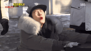 Song Ji Hyo merasa ketakutan karena akan dihukum memegang serangga. ©SBS