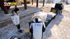 Ji Hyo berlari sampai jatuh demi menjauhi kotak berisi serangga. ©SBS