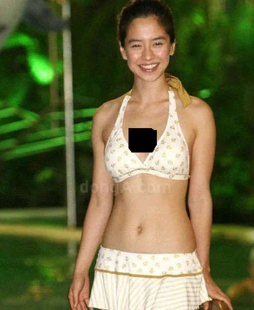 Song Ji Hyo dipuji netizen karena keseksiannya saat memakai bikini. @koreaboo.com