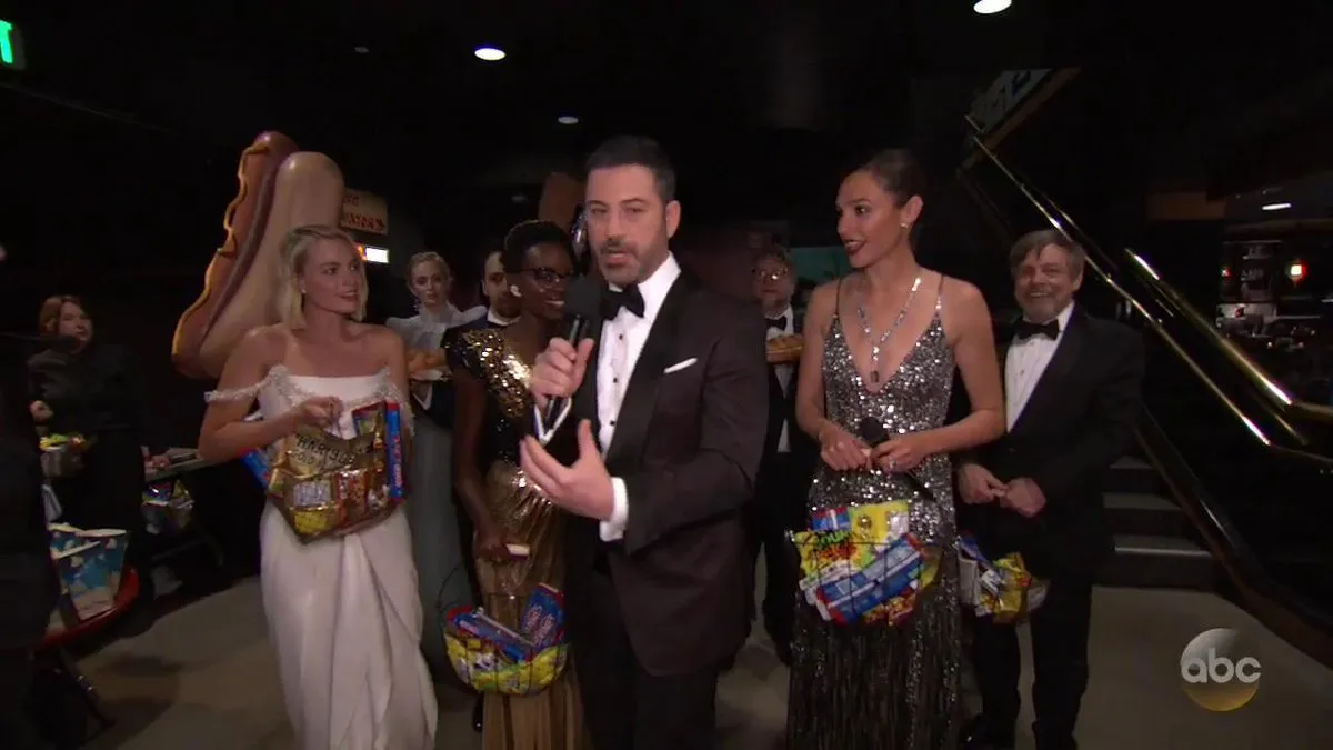 Jimmy ajak Gal Gadot dan bintang lain bagikan cemilan di bioskop dekat Oscar berlangsung. Credit: via twitter.com/ABC