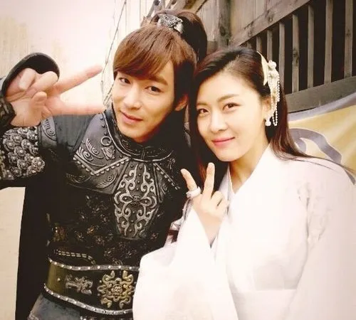 Jin Yin Han dan Ha Ji Won saat jeda syuitng Empress Ki @soompi.com