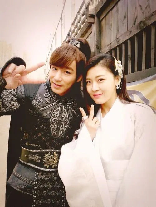 Jin Yi Han dan Ha Ji Won selca di lokasi syuting @soompi.com