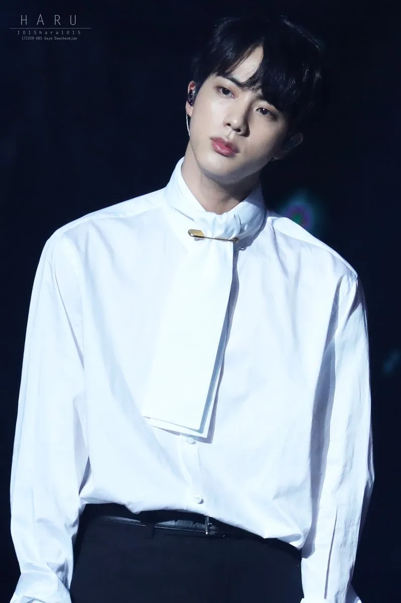 Jin BTS meninggalkan studio INKIGAYO setelah mendapat kabar kematian neneknya untuk langsung ke rumah duka. ©1015haru1015
