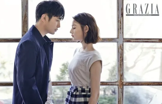 Jin Goo dan Kim Ji Won yang menunjukkan kemesraan mereka dalam Grazia Magazine. ©Grazia Magazine via hancinema.net