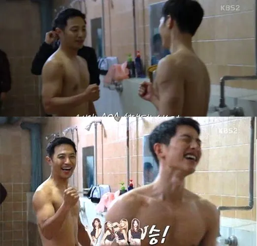 Adegan Jin Goo dan Song Joong Ki yang sempat rebutan soal Sistar atau AOA yang akan disebutkan. ©soompi.com