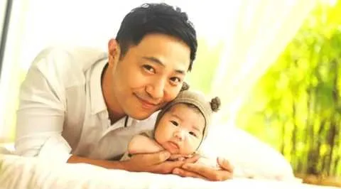 Jin Goo dan putra pertamanya © YouTube