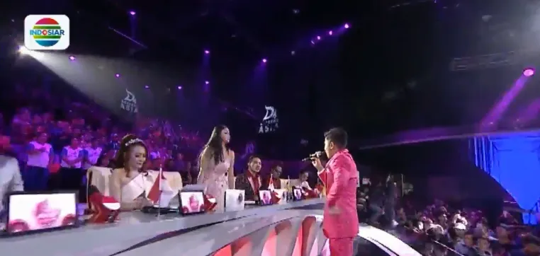 Jirayut Dangdut Academy Asia 4 Berjoget Dengan Salah Satu Komentator Asal Indonesia. (credit: vidio.com/Indosiar)