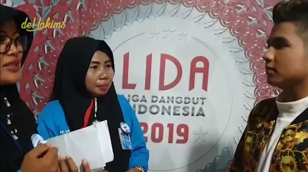 Jirayut menerima uang dan perhiasan sebagai kado © Youtube.com/dehakims