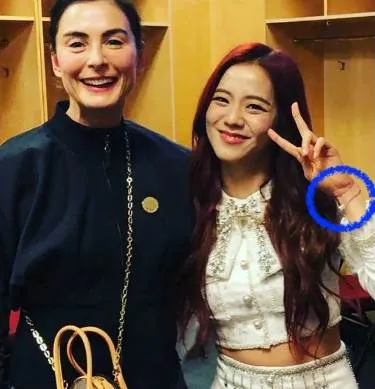 Fransesca Amfitheatrof dan Jisoo