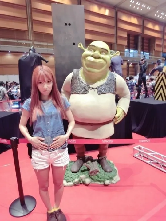 Jisook yang sedang menikmati 2014 Seoul Kidult Fair @soompi.com