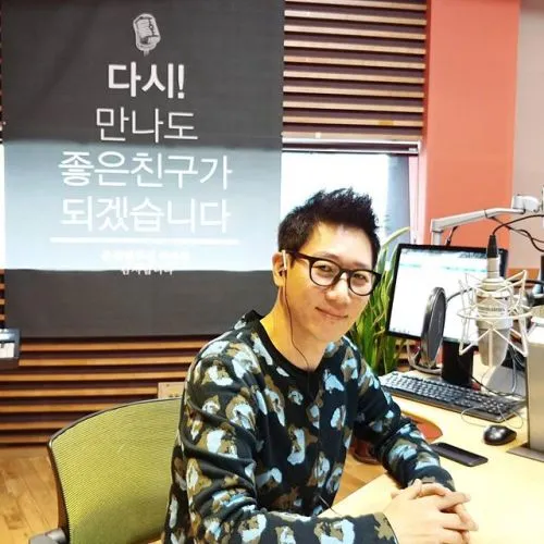 Ji Suk Jin membahas apakah Lee Kwang Soo dan Jun So Min benar-benar pacaran atau tidak. © soompi.com