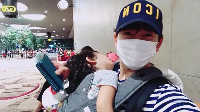 Ji Sung saat menggendong anak pertamanya. © Instagram.com/justin_jisung