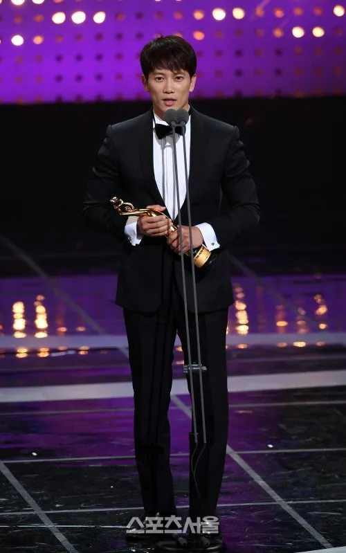 Ji Sung dapat best actor untuk perannya di drama Defendant © XPN