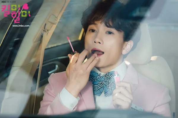 Ji Sung saat memerankan Ahn Yona yang sedang bermake up. @dramafever.com