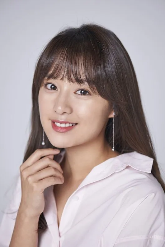 Kim Ji Won mengungkap beda akting dengan Jin Goo vs Park Seo Jun. © soompi.com