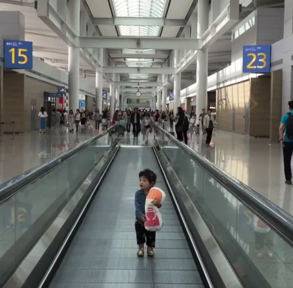 Ji Sung posting video putri kecilnya yang menggemaskan. ©Instagram/justin_jisung