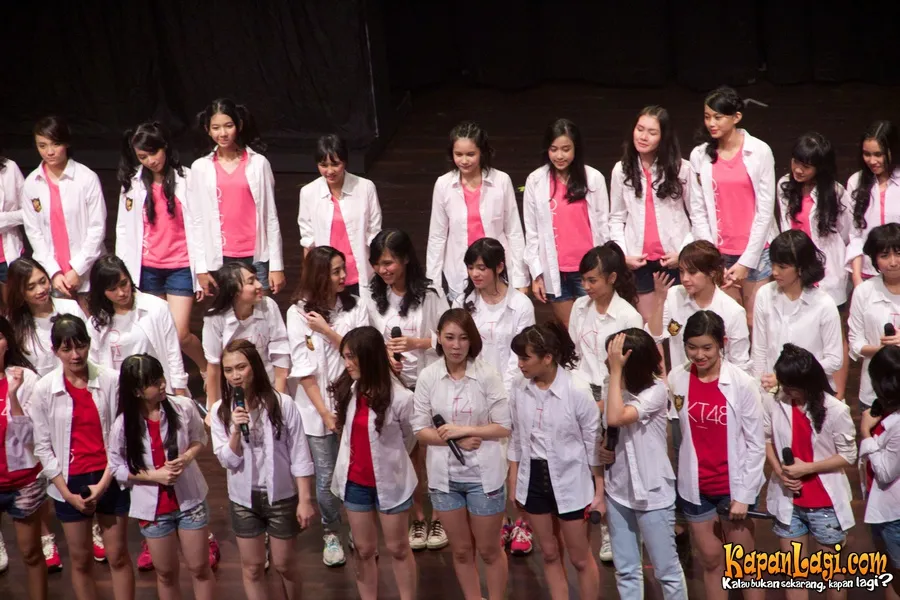 Seru, Rina Chikano di deretan depan sebagai member baru JKT48 foto: Djoko Poerwanto