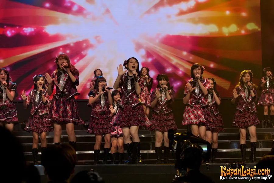 JKT48 hadir dengan seifuku anyar dalam konsernya. ©KapanLagi.com®/Djoko Poerwanto