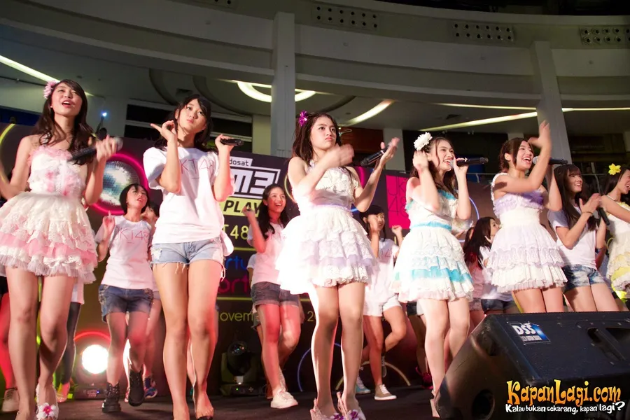 Aksi handshake festival JKT48 | Foto: Djoko Poerwanto