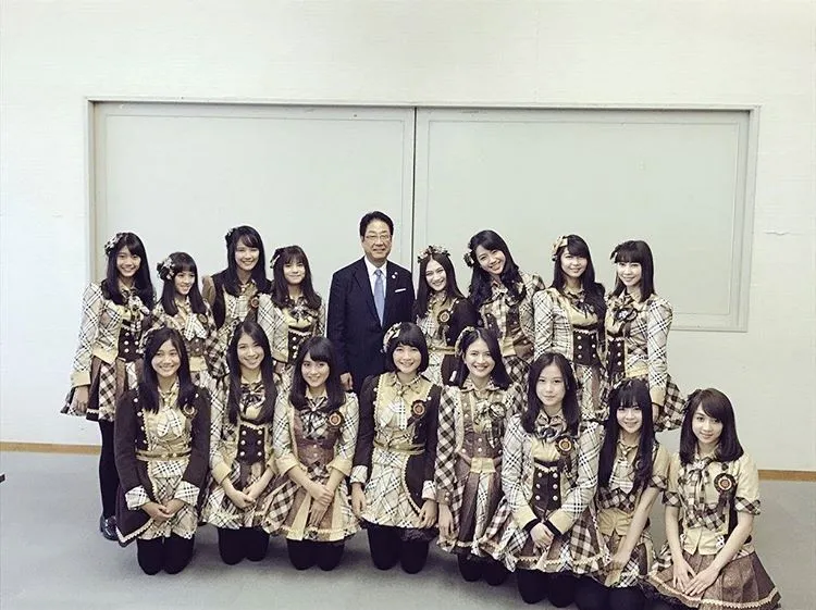 Para personel JKT48 pose bareng mayor Hokkaido © Instagram/jktgoestohokkaido