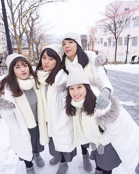 Para personel JKT48 nikmati salju di Hokkaido © Instagram/jktgoestohokkaido