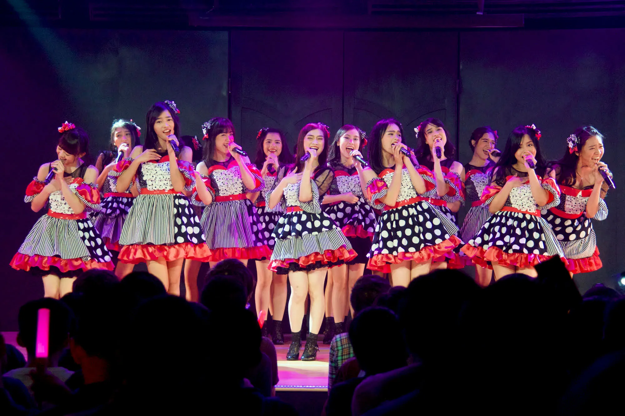 Tim J saat menampilkan setlist 'Tadaima Reanichuu' pada Jumat malam (19/5) © KapanLagi.com/Djoko Poerwanto