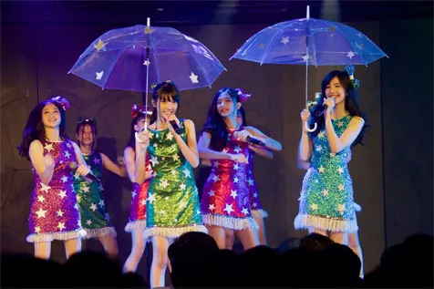 Formasi baru tim T saat on stage, tampil dengan setlist 'Renai Kinshi Jourey' © KapanLagi.com/Djoko Poerwanto
