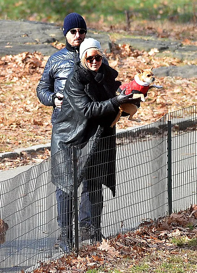 J-Law dan pacar barunya kencan di taman © dailymail.co.uk
