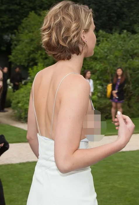 Penampakan Jennifer dari sisi samping @ dailymail.co.uk/Rex