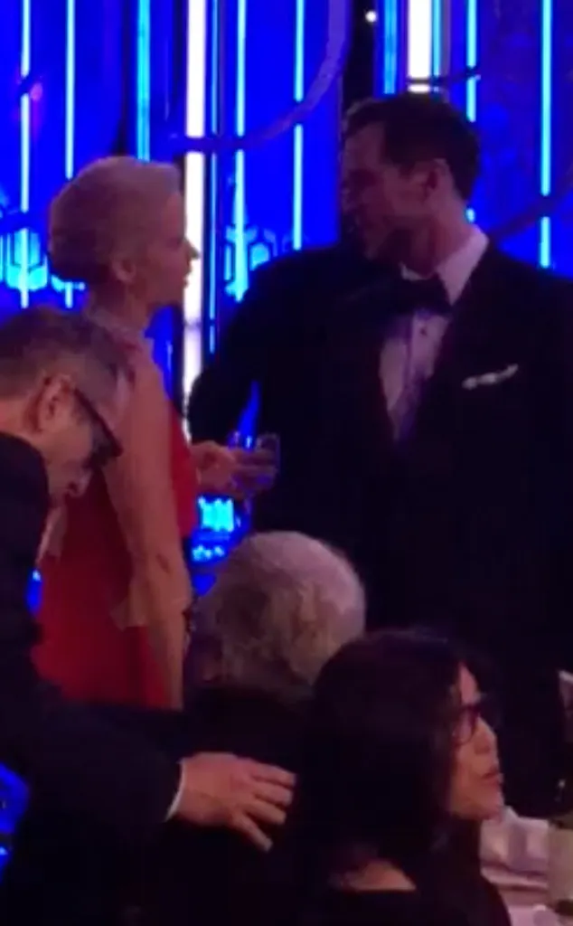 Jennifer dan Nicholas asyik ngobrol di Golden Globe © eonline.com