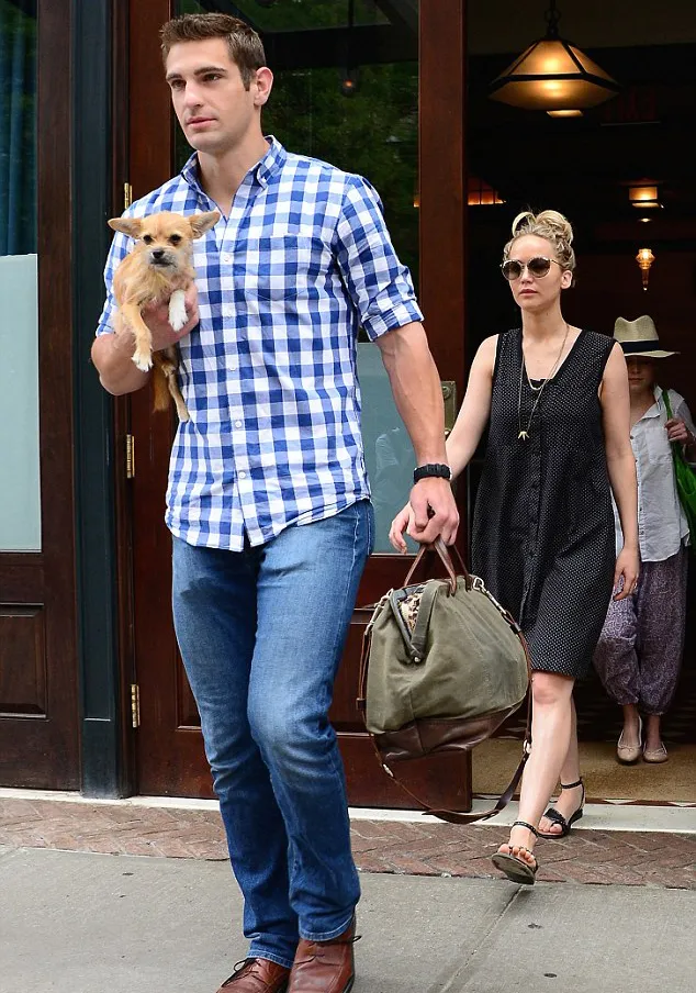 Inilah sosok bodyguard ganteng J-Law ©splashnews.com