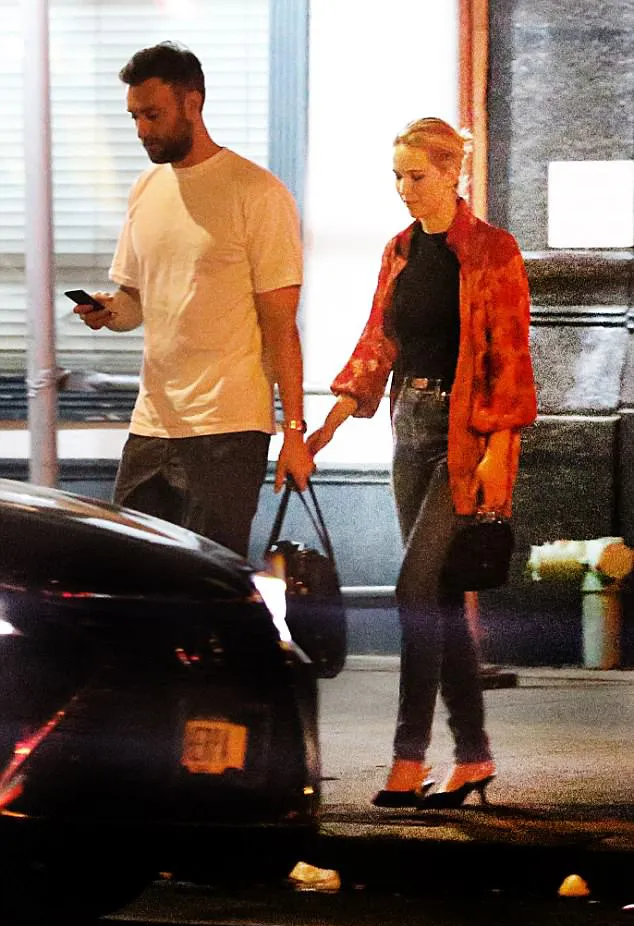 J-Law gandeng mesra pacar barunya © The Image Direct via dailymail.co.uk