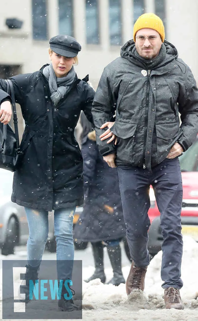 Jennifer dan Darren semakin mesra © eonline.com