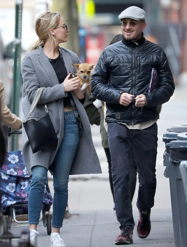 Jennifer dan Darren jalan bareng lagi, balikan? © dailymail.co.uk