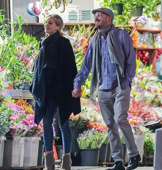 Jennifer dan Darren ternyata benar-benar pacaran! © dailymail.co.uk