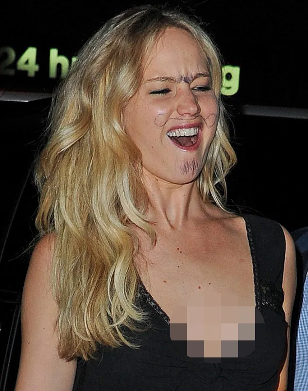 J-Law dengan wajahnya yang penuh coretan ©splashnews.com