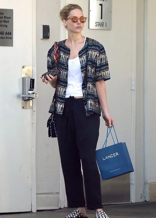 J-Law jadi orang biasa, masih cantik? © dailymail.co.uk